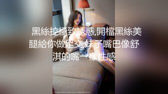 模特身材大美女玩着手机被男友各种道具爆操无毛嫩穴 穿着黑色大眼网衣非常诱惑 叫声超浪