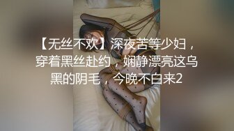 穿绿色衣服很美的小姐姐来试穿婚纱，身材好好，店员拿乳贴帮小姐姐扶好奶奶，穿白色婚纱 真是好漂亮的新娘了呢~