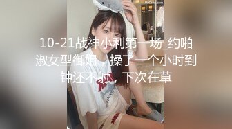  金发双胞胎眼镜姐妹花双人自慰诱惑，翘起双腿掰穴特写自摸揉搓，翘起屁股扭动震动棒摩擦