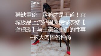 大红唇新人骚女被两大汉3P，白丝袜丁字裤，翘起屁股看穴，两根JB轮流舔