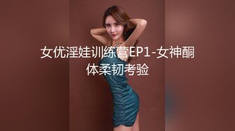 颜值不错的小嫂子深夜让小哥硬扒了衣服草给狼友看