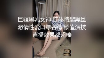 KTV女厕偷拍 化着精致妆容的小美女 两腿夹的挺紧 还是个无毛小嫩鲍