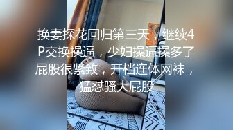 紧身裤小姐姐，公共厕所自慰，跳蛋塞穴使劲揉搓，忍不住娇喘呻吟，还带了道具JB，抽插骚穴