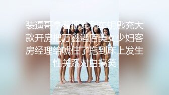 丰满的小美妞自拍玩弄自己的小穴