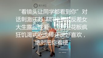 秋名山乳神颜值不错的大姐姐，白丝情趣装很是诱惑，跟狼友撩骚听指挥，坐插倒膜大鸡巴，浪荡呻吟撅着屁股等草