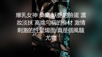 两女一男小少妇户外野战路边口交后入，搞一会来人回车上，手指扣逼掰穴特写，留了很多水骚的很非常诱人