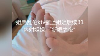 漂亮长发美女仔细的擦被自己污染的内裤