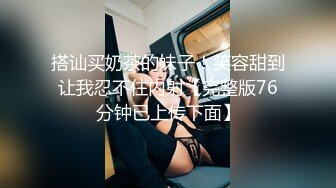 短裙露背装美女笑着逛街。镶钻网袜白色薄内贴脸CD 骚气内内全过程已经被全程记录了