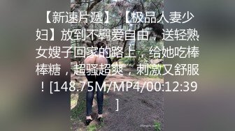 科技园女厕蹲守牛仔裤大美妞毛丛间阴户高高突起就开一个小缝