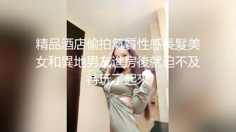 少妇给小宝宝喂奶 小家伙可真皮 吃一只还要玩一只