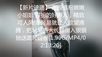 联通女业务员拿着手机给客户介绍时被恶搞突然自动播放她洗澡的视频