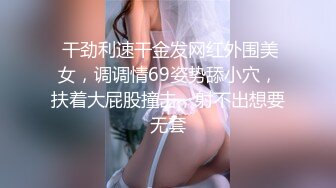 顶级反差婊人妻【淫妻婷婷爱漏出】玩个大的，在电梯门口漏出且翘着屁股，外卖员一开门都蒙了，不来干我就给你差评