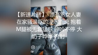  03年清纯嫩妹妹，浴缸里操逼，后入小骚B，逼逼里进水了，转战床上，骑乘位爆草