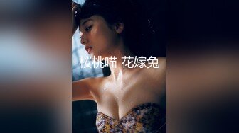 超高颜值纯欲系美女，撩起裙子搔首弄姿，里面啥也没穿，贫乳小奶子多毛骚穴