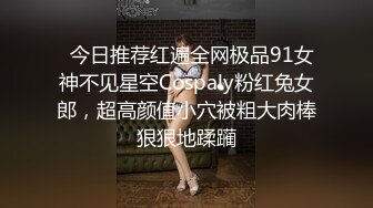 骚表姐理发店内享受小老弟的按摩服务，直接被小老弟把裤子扒下给舔逼，把鸡巴塞进嘴里直接抽插又草逼口爆