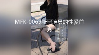   红裙美女换上制服居家操逼 扶男友大屌吸吮 边舔边自摸骚逼 怼小穴一下挺入