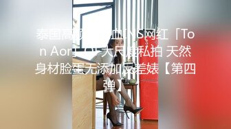 妹子在路边被人当街扒开胸罩吮吸奶头