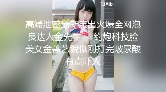    短发清纯系美女3P双男全身纹身小哥， 按着双腿抽插无套内射，中场休息再来一炮，扶着屁股后入爆插