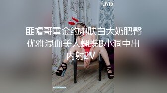 【新片速遞】 丰满性感的熟女露脸制服诱惑，吊钟奶子，床上道具深插，刺激阴蒂