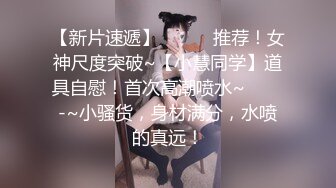 披个外套酷酷短发妹子 蹲着舔屌在沙发上开操 坐上来插入上下套弄