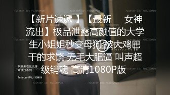 胆量惊人的户外坑神大学校园火车站专挑年轻时尚美女下手拍完露脸全身再跟进厕所拍下面年轻人BB是真嫩