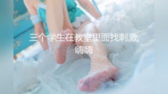 穿丝袜的娇小女学生在购物中心的更衣室里做危险的口交