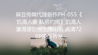 淫娃荡妇姐妹花，全程露脸陪狼友发骚，揉奶玩逼听狼友指挥互动撩骚，浪叫呻吟不止，道具蹂躏骚穴淫水多多