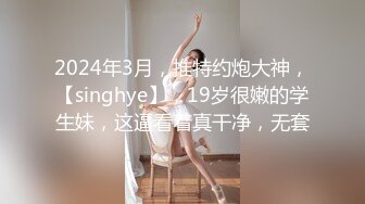 可爱迷人的卷发小姐姐脱光展示身材，小娇乳好想捏一把。