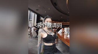   网红脸妹子，白皙大奶红唇，被猥琐头套男推到操逼，女上位无套啪啪暴力打桩花样操逼