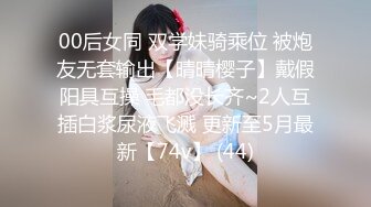 说服女朋友在浴室暗中偷拍其他女同学脱衣服