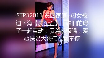 医院女厕蹲守皮裙白丝袜时尚美妇,两片平滑的微毛肥唇让人流口水