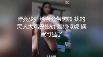 探花胖哥酒店钟点炮房 啪啪零零后兼职美眉一边被草一边专心玩手机