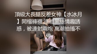 【红唇极品骚女爆乳骚穴】仰视视角，两大奶尽收眼底，超近特写小穴，手指磨蹭搞得很湿，跳蛋塞入拉扯流出白浆