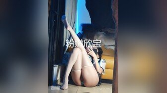 -猥琐男偸拍2位少妇被发现后过来扒开小穴帮助他射精