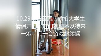 饥渴的小少妇全程露脸跟蒙面大哥激情啪啪，舔鸡巴的样子好骚，被大哥各种姿势草的死去活来