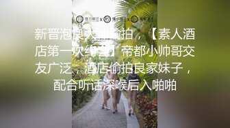 穿着制服放学！屁股圆润，内内夹进去了