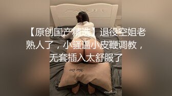 《极品CP魔手外购》色胆包天大神潜入移动办事大厅女厕独占坑位隔板缝中连续偸拍，各种高跟制服美腿极品丝袜OL方便 (9)