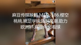  大奶美女强上小男友！抓着JB搞硬操逼，骑乘位扶着屌猛坐，大长吊抽插骚穴，水声哗哗搞的舒服