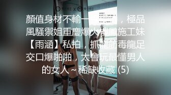 对贴身T恤白裙小姐姐无法抵挡这样的服饰