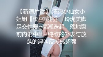 笑起来很甜的妹子，身材不错全裸自慰，撅起屁股展现一线天，特写漂亮的经典户型蝴蝶逼