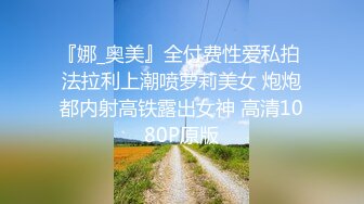 跟小炮友在沙发上艹起来了