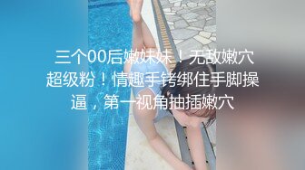 高颜值甜美短发妹子和炮友厕所啪啪，舔奶口交掰穴毛毛浓密扶着后入